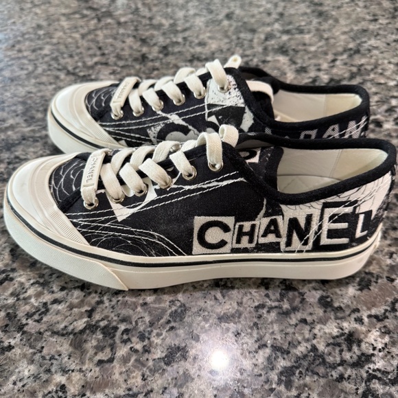 CHANEL Weekender Sneaker - Picture 3 of 10